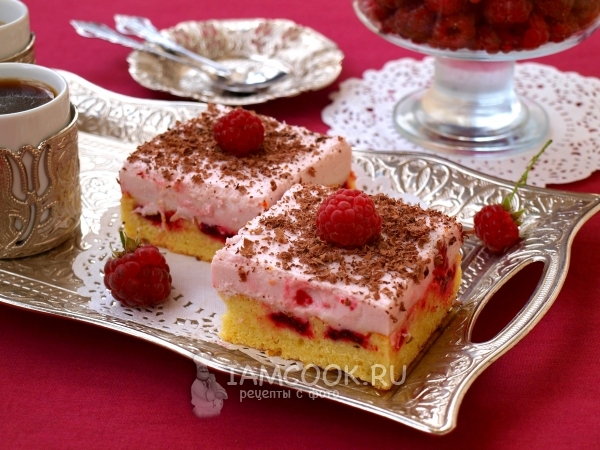 Фото бисквитного пирожного с малиной и сливками