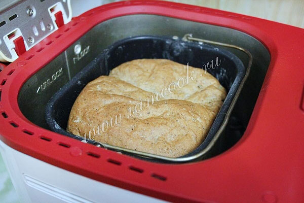 Почему в хлебопечке опадает верхушка. Солод для выпечки хлеба в хлебопечке. Чёрный хлеб в хлебопечке с солодом и тмином. Хлеб в хлебопечке горение bm910w с солодом. Первый замес теста в хлебопечке.