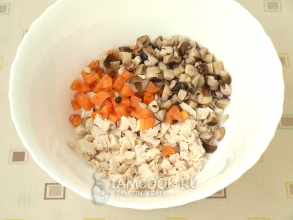 Порезать грибы и морковь