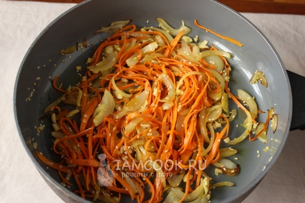 Обжарить лук с морковью и кунжутом