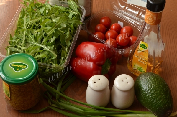 Ингредиенты для овощного салата из авокадо и помидор