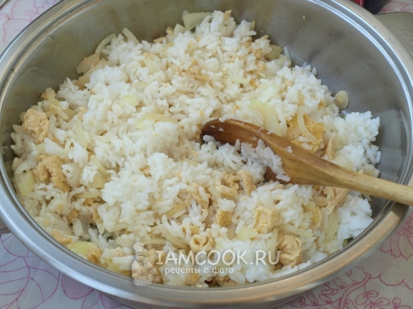 Положить рис