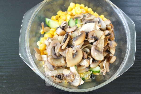 Положить грибы в салатник