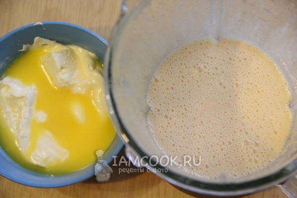 Взбить яйца с сахаром и растопить масло