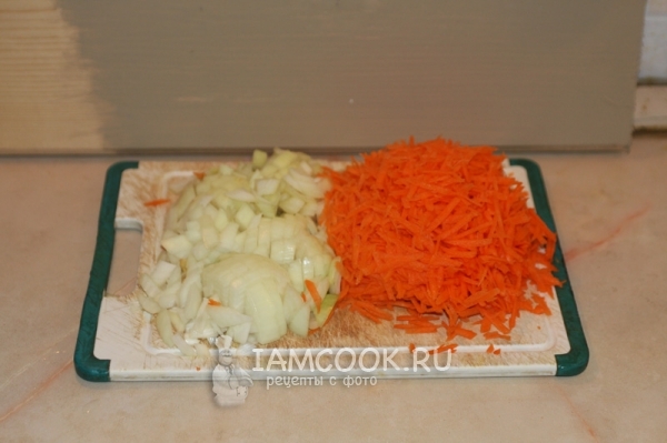 Резанный лук, тертая морковь
