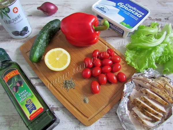 Ингредиенты греческого салата с курицей