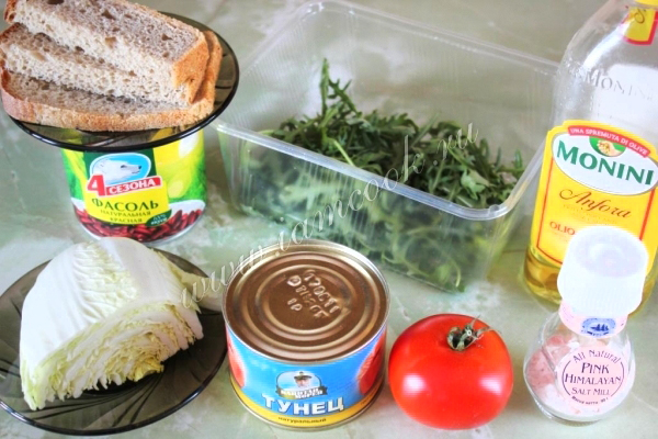 Ингредиенты для салата с консервированным тунцом и сухариками