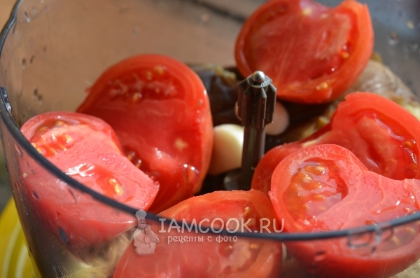 Положить к баклажанам помидоры