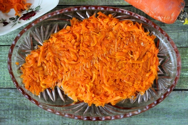 Выложить морковь