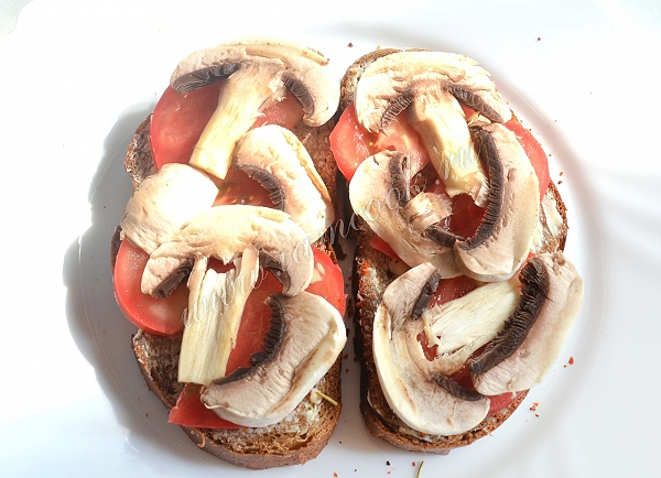 Готовим бутерброды с томатами и грибами