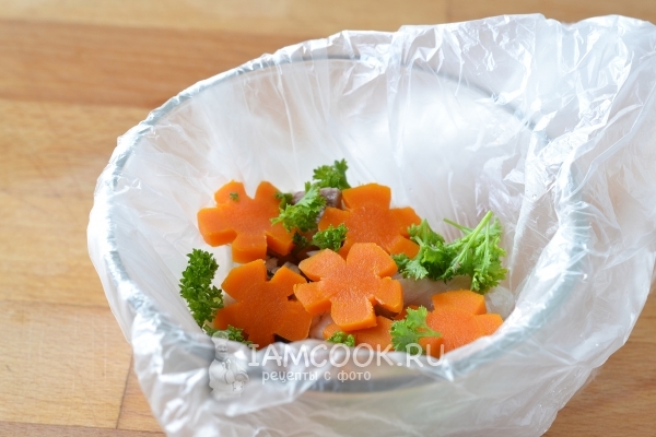 Уложить морковь, рыбу и зелень в тарелку