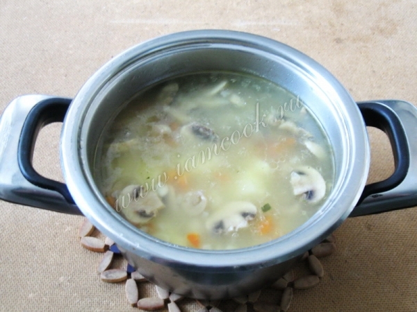 варим суп с индейкой и грибами