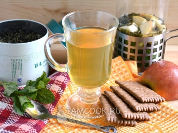 Фото зеленого чая с яблоком, мятой и ромашкой