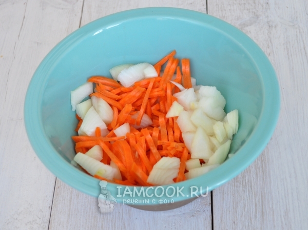 Порезать лук и морковь
