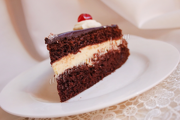 Кусок вкусного торта «Шоколад на кипятке»