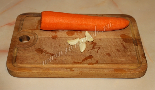 Очищенная морковь и зубчики чеснока