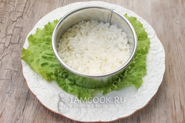 Выложить в кольцо слой риса