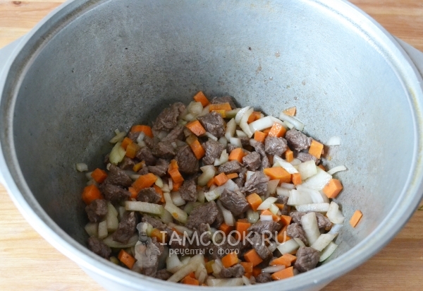 Положить лук и морковь