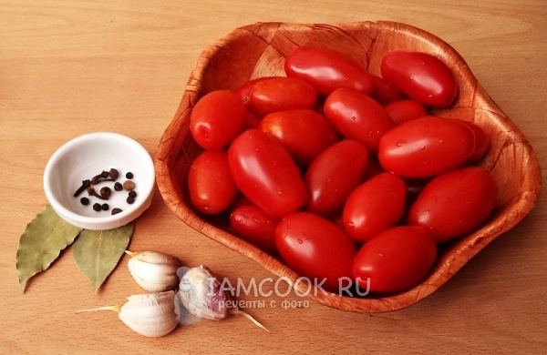 Ингредиенты для помидоров с чесноком на зиму