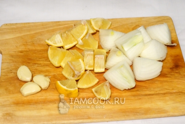Порезать лук, лимон и чеснок