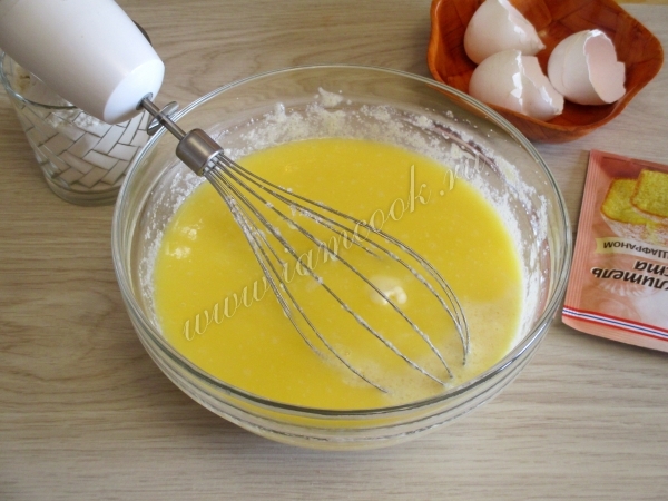 К яйцам добавить сливочное масло