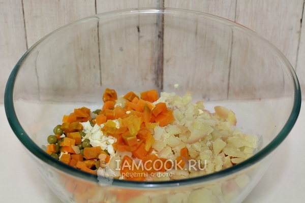 Положить картофель, морковь и яйца