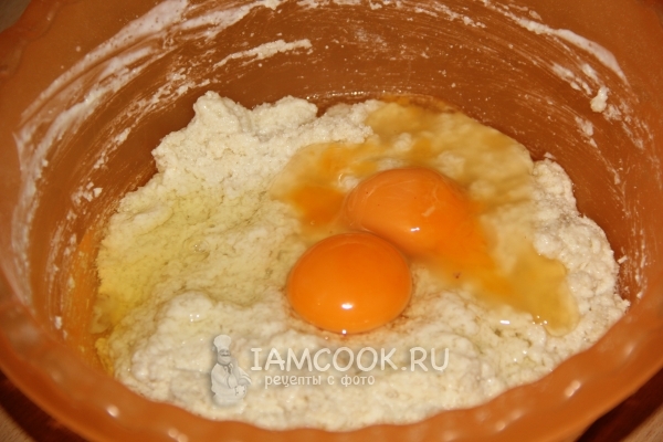 Соединить кефир, муку и яйца