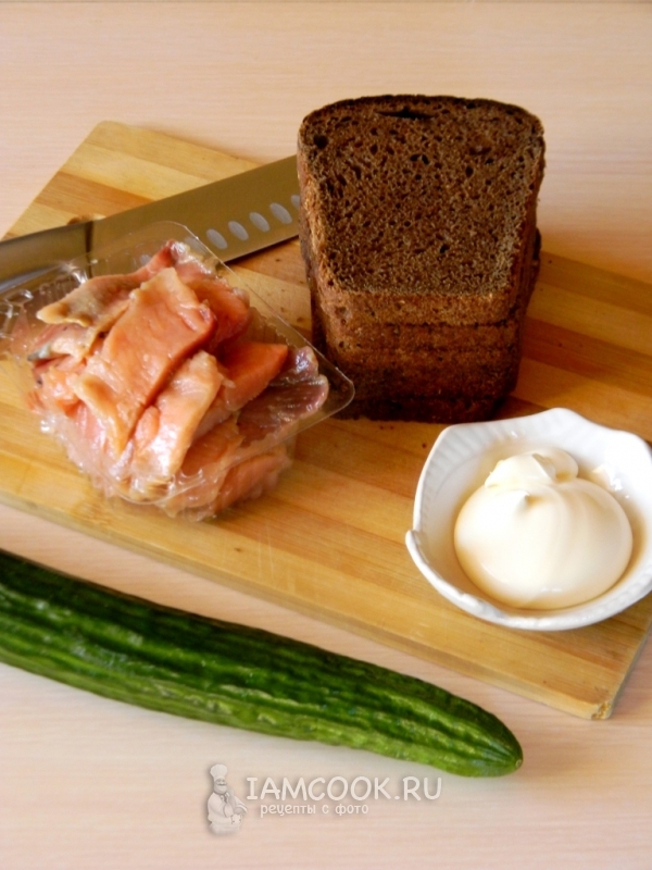 Ингредиенты для бутербродов с красной рыбой и огурцом