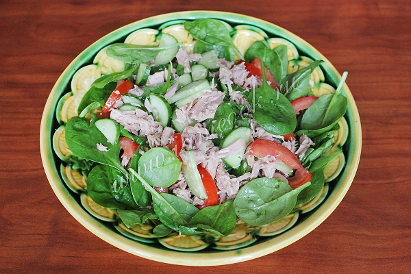 Вкусный рыбный салат со шпинатом