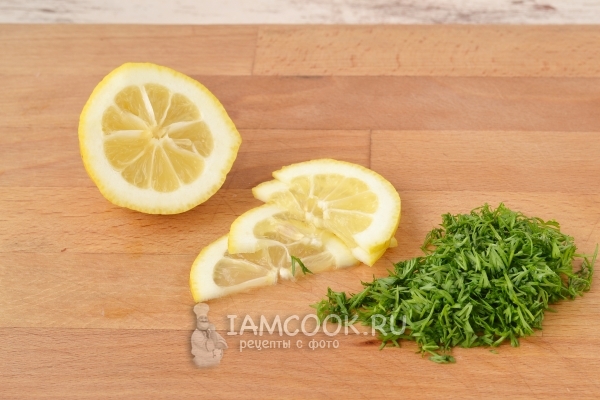 Порезать зелень и лимон
