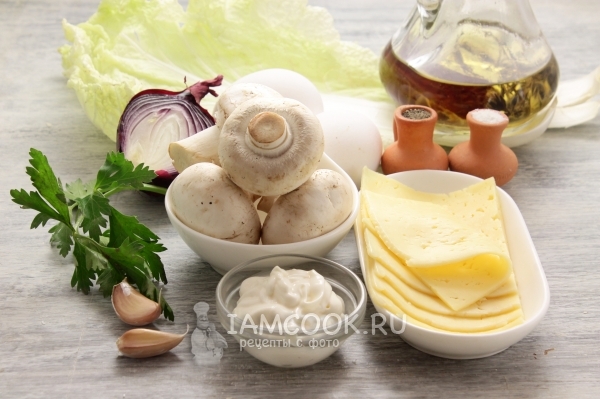 Ингредиенты для салата из грибов, яиц и сыра