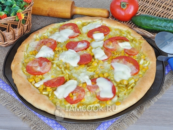 Фото луковой пиццы с кукурузой и моцареллой