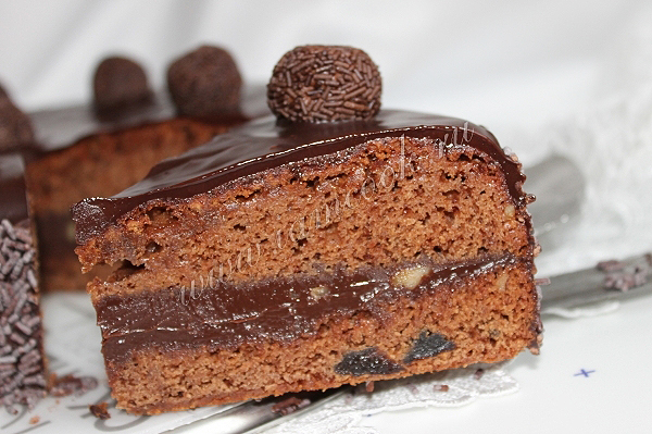 Рецепт шоколадного торта с конфетами