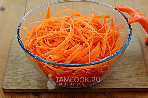 Натереть на терке морковь