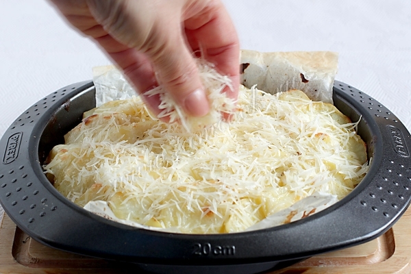 Посыпать сыром