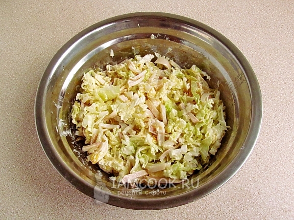 Готовый салат из пекинской капусты, кальмаров и лука