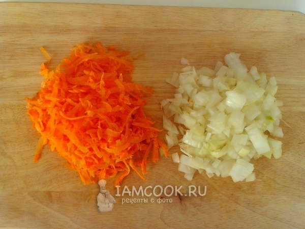 Измельчить морковь и лук