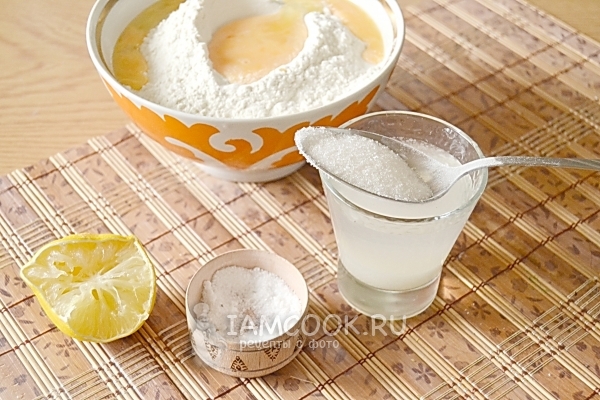 Добавить соль, сахар и сок лимона