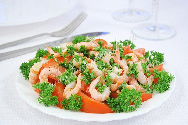 Рецепт салата с креветками и помидорами