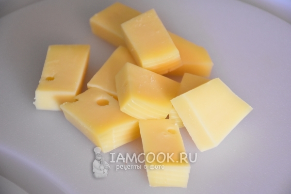 Порезать на кубики сыр