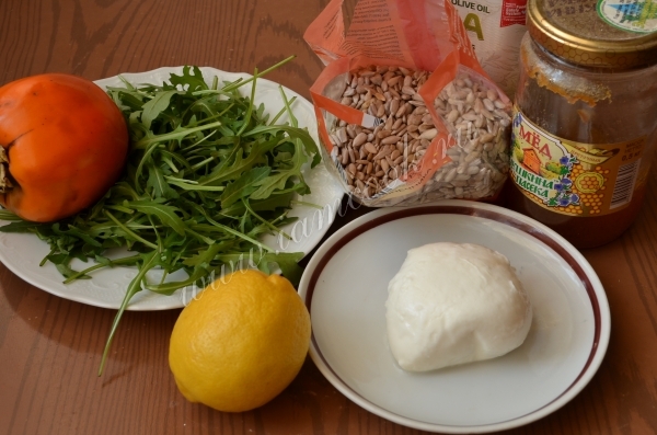 Ингредиенты для салата из хурмы и моцареллы