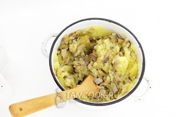 Соединить картофельное пюре, грибы и соль с перцем