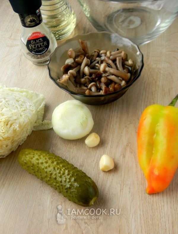 Ингредиенты для овощного салата с маринованными опятами