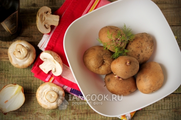 Картофель, грибы и лук