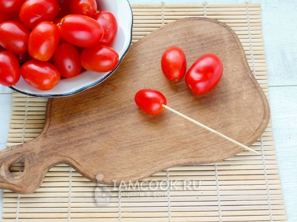 Проколоть помидоры шпажкой