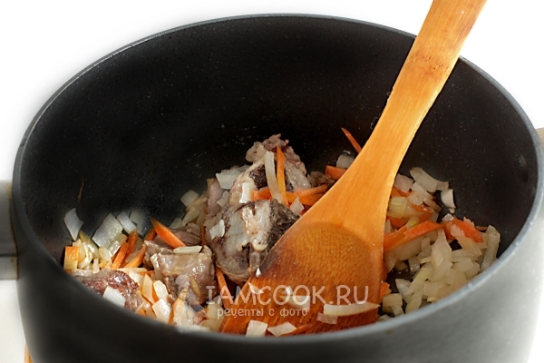 Положить лук и морковь к мясу