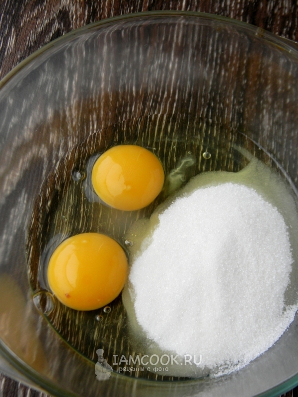 Соединить сахар с яйцами