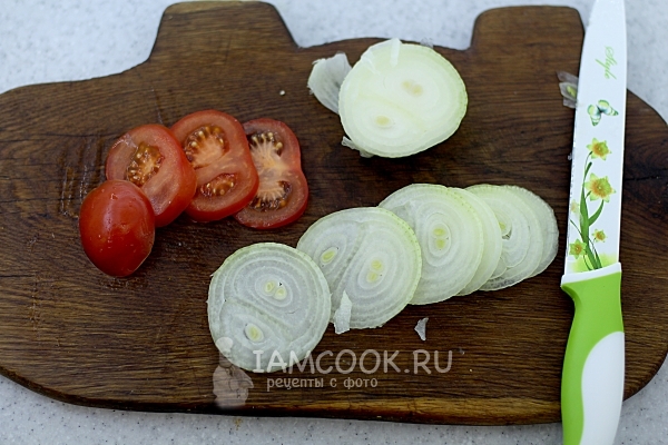 Порезать лук и помидор