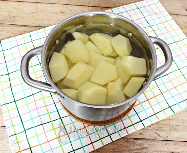Положить картофель в воду