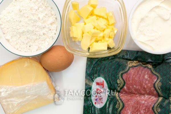 Ингредиенты для кальцоне с салями, творогом и сыром